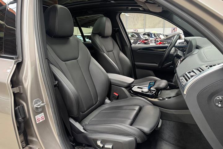 Orange BMW iX3 fra 2022