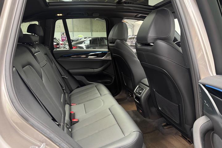 Orange BMW iX3 fra 2022