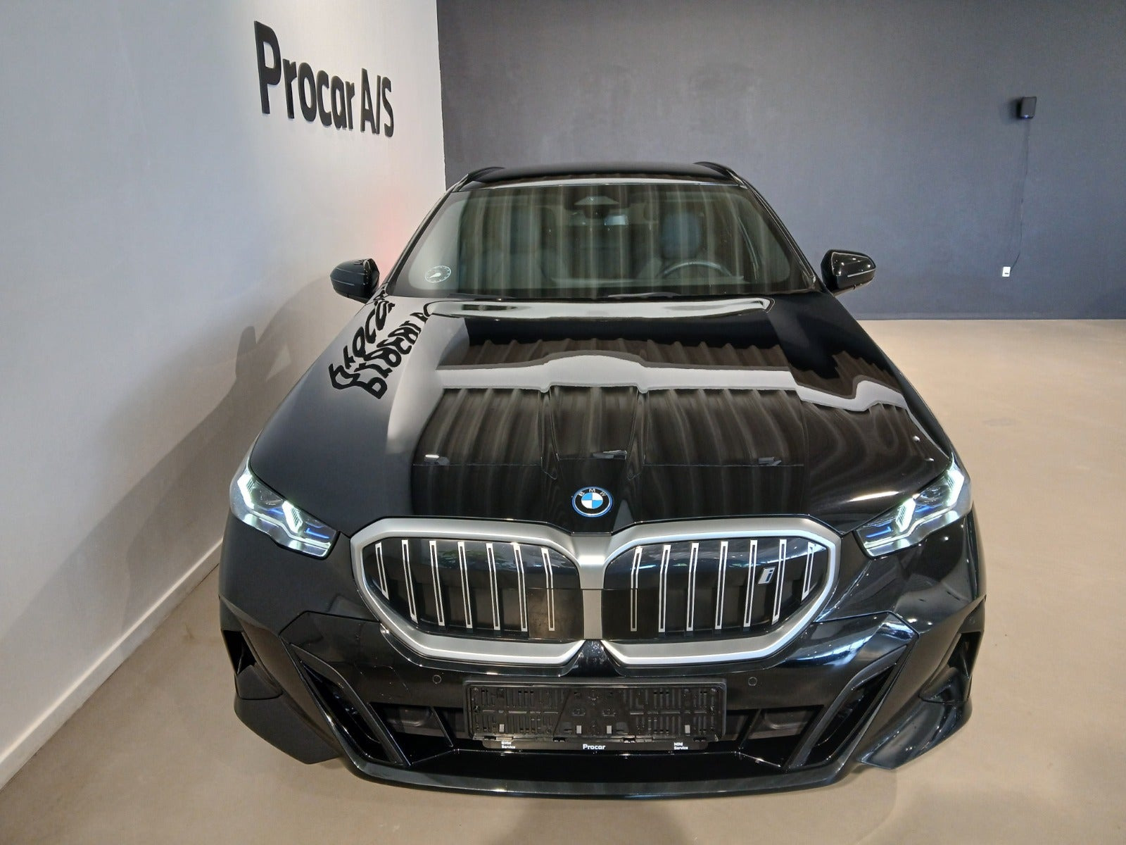 Sort BMW i5 fra 2025
