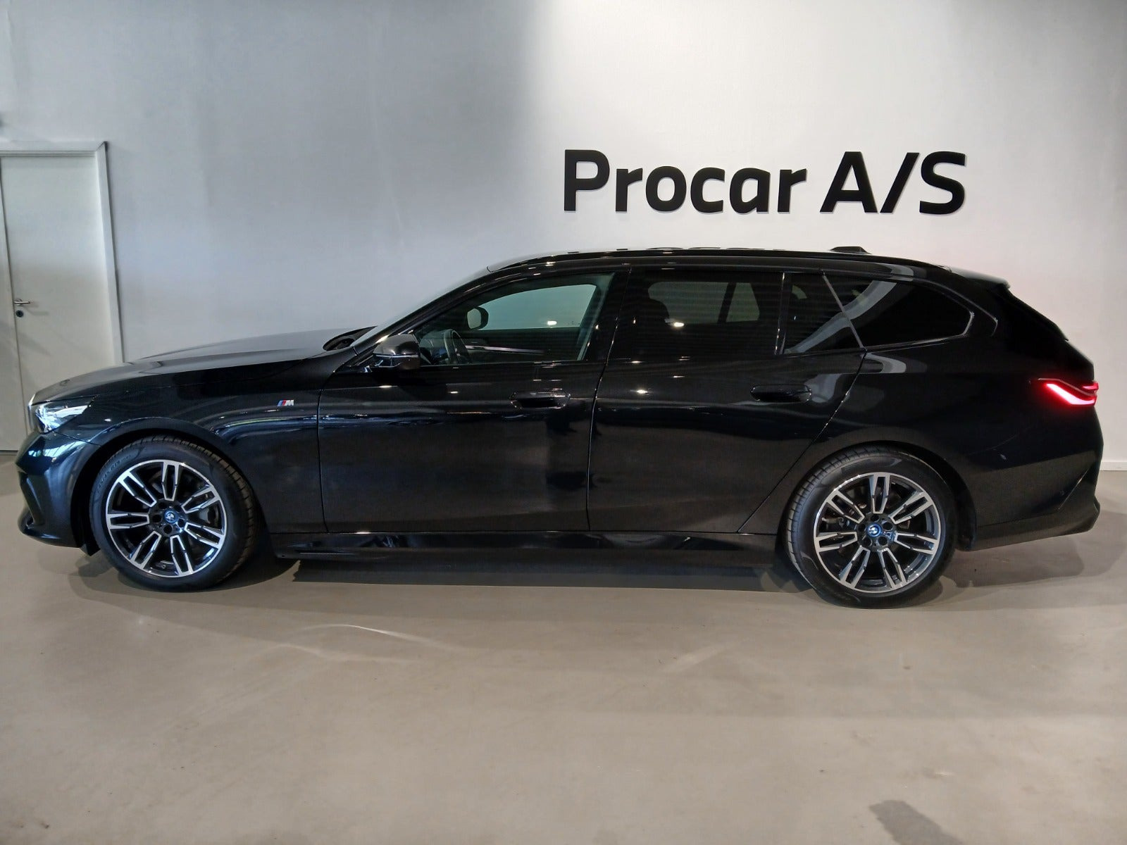 Sort BMW i5 fra 2025