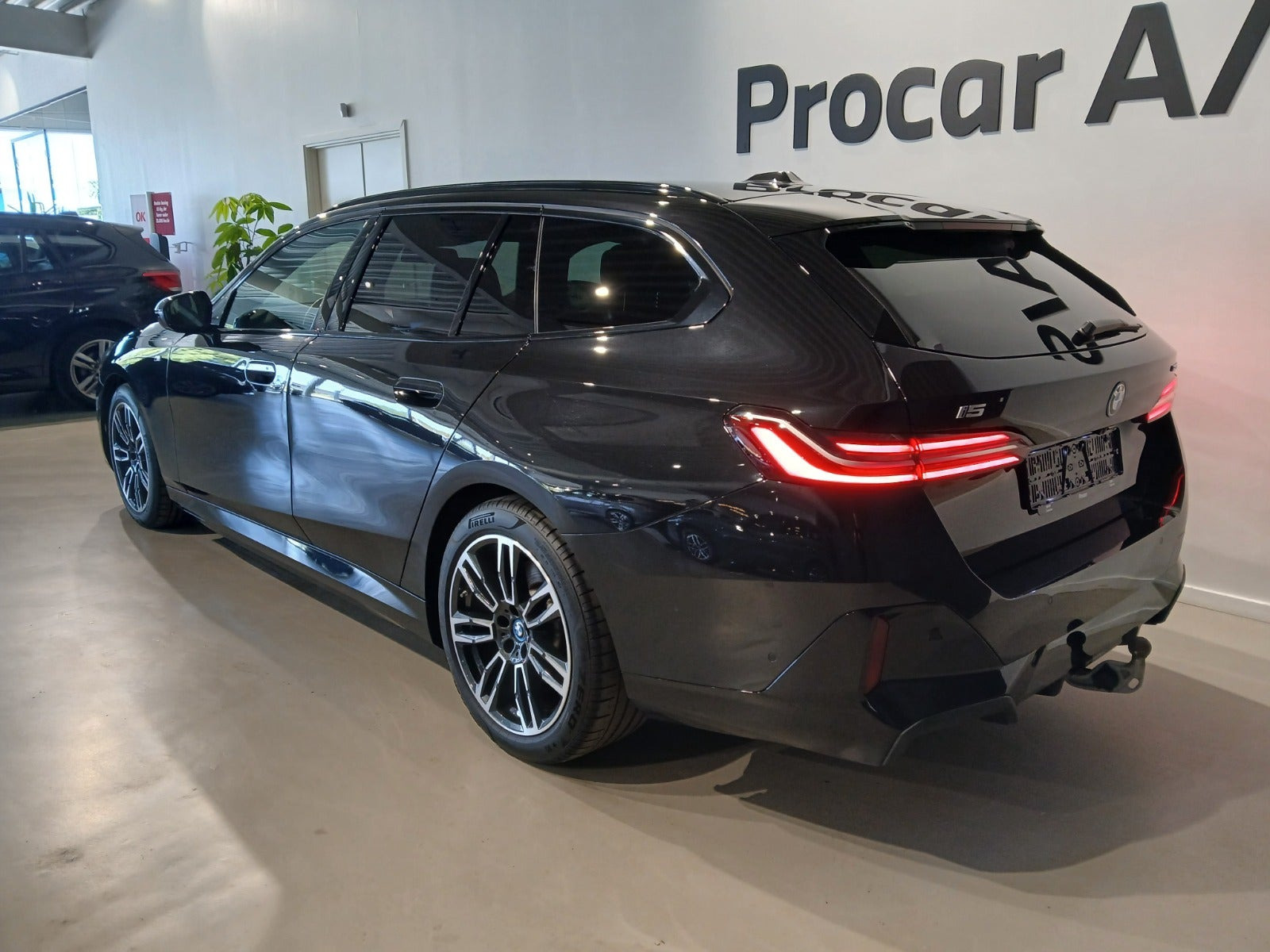 Sort BMW i5 fra 2025
