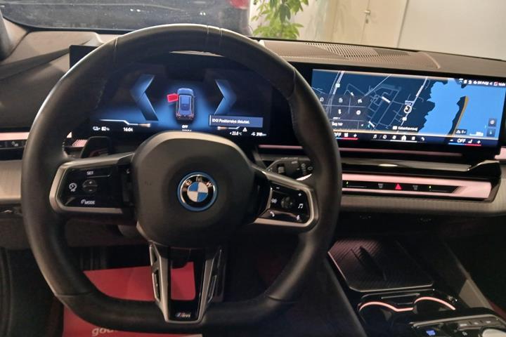 Sort BMW i5 fra 2025