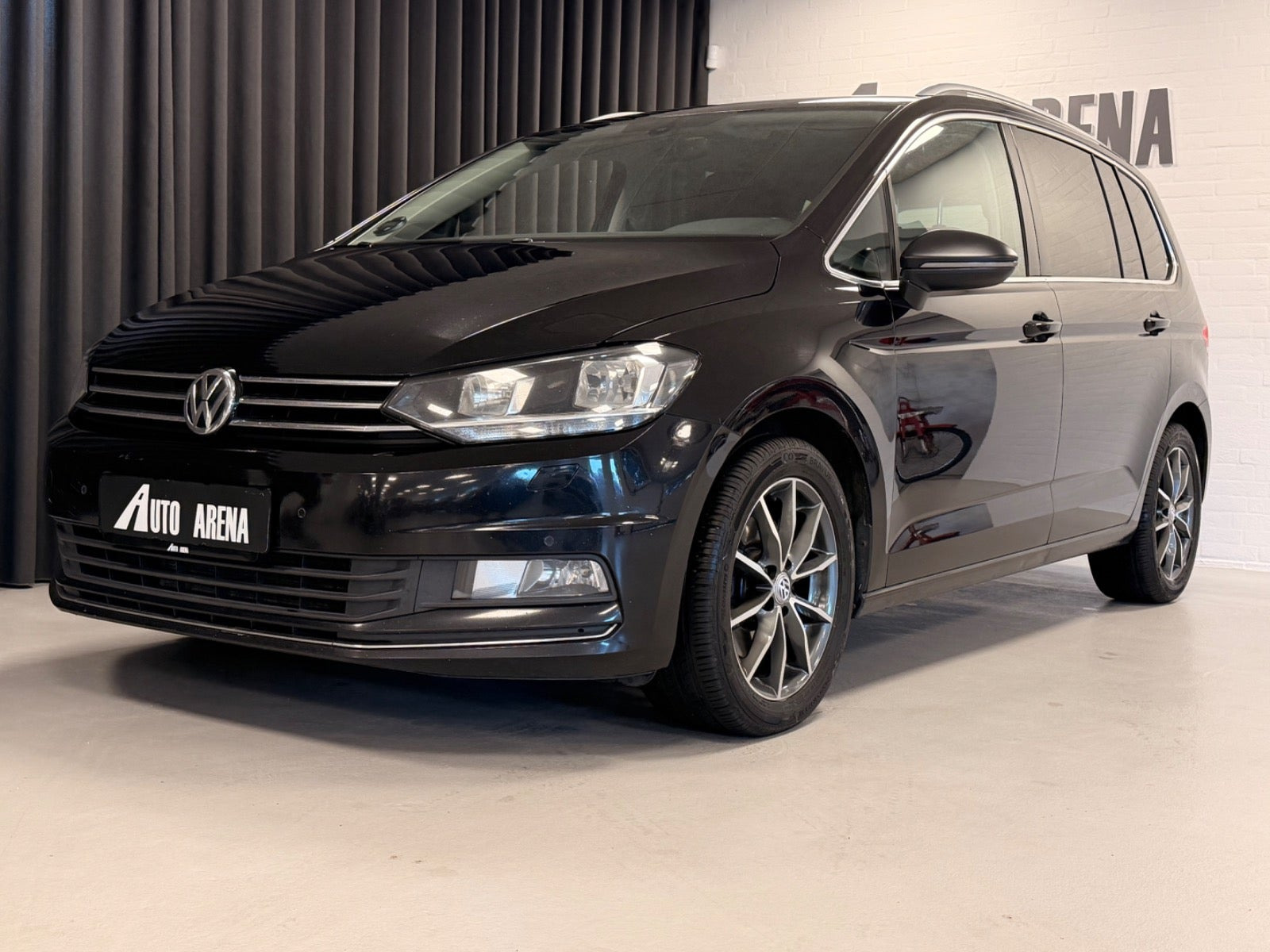 Sort VW Touran fra 2016