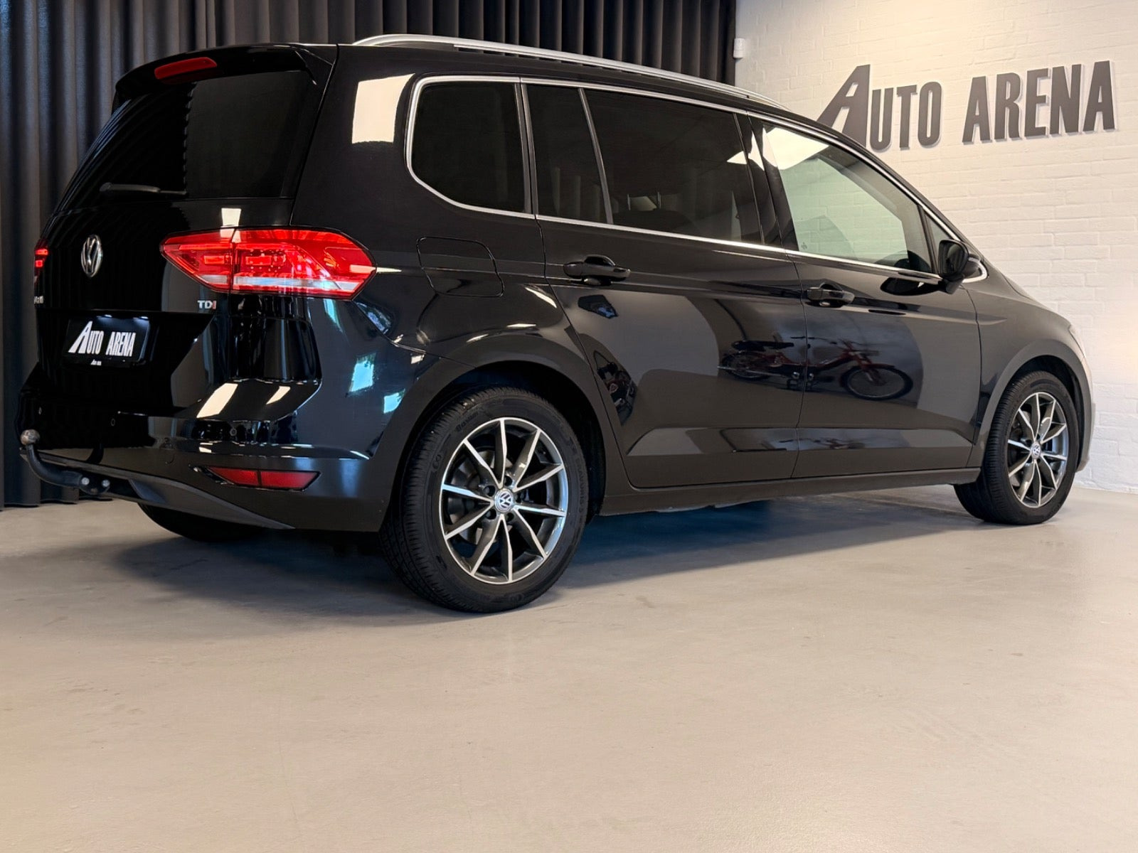 Sort VW Touran fra 2016