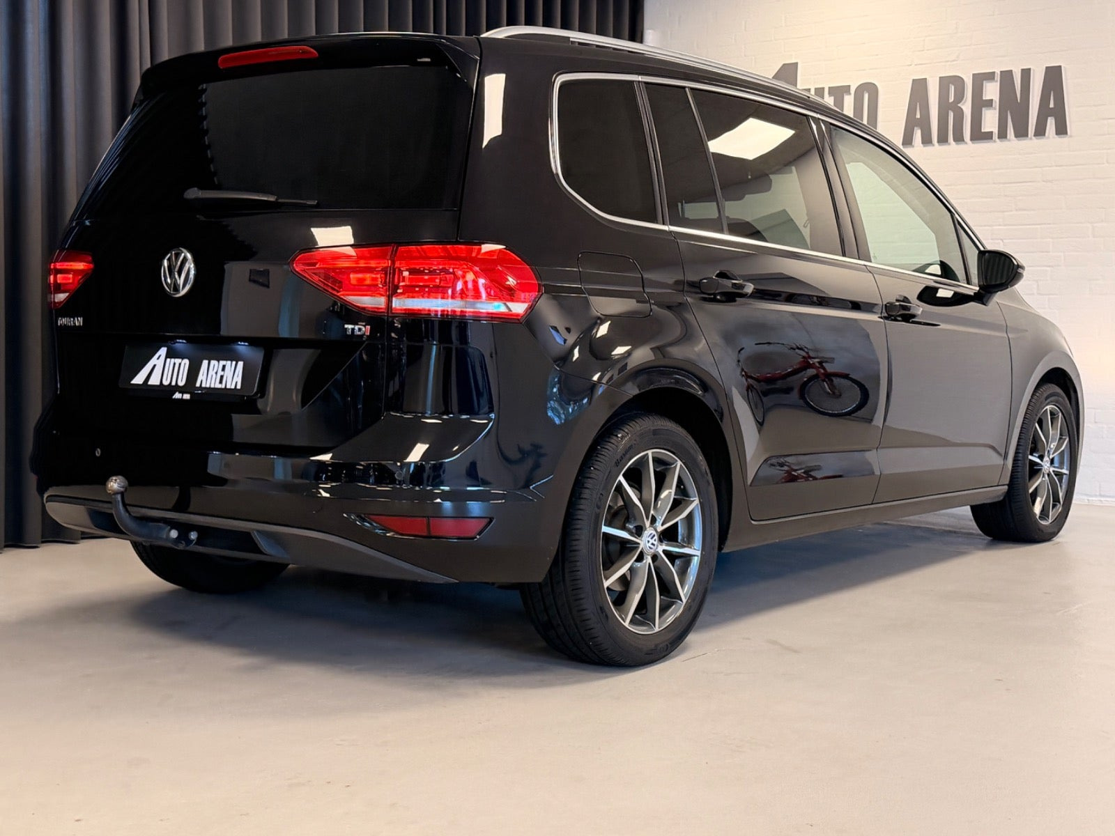 Sort VW Touran fra 2016