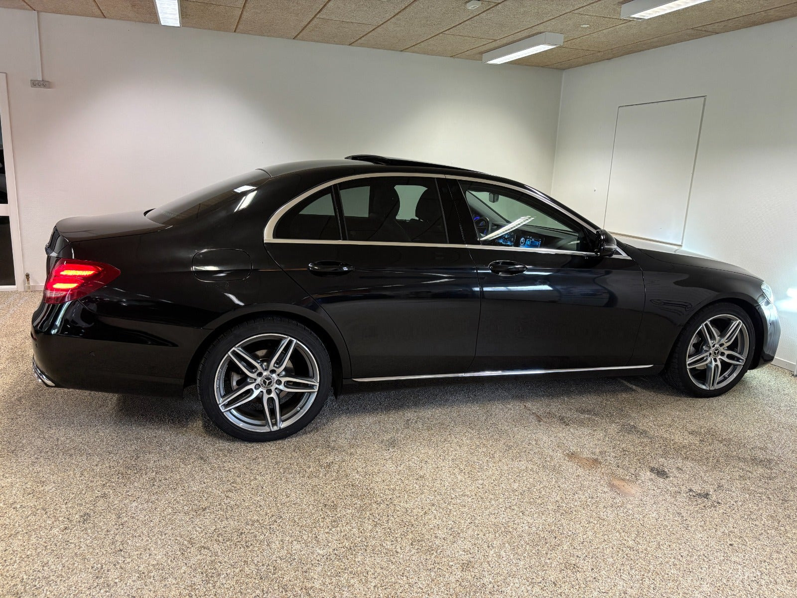 Sort Mercedes E220 d fra 2016