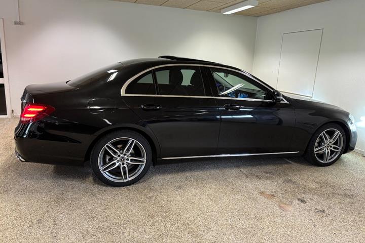 Sort Mercedes E220 d fra 2016