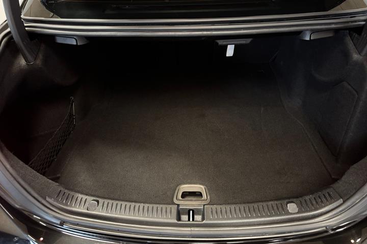 Sort Mercedes E220 d fra 2016