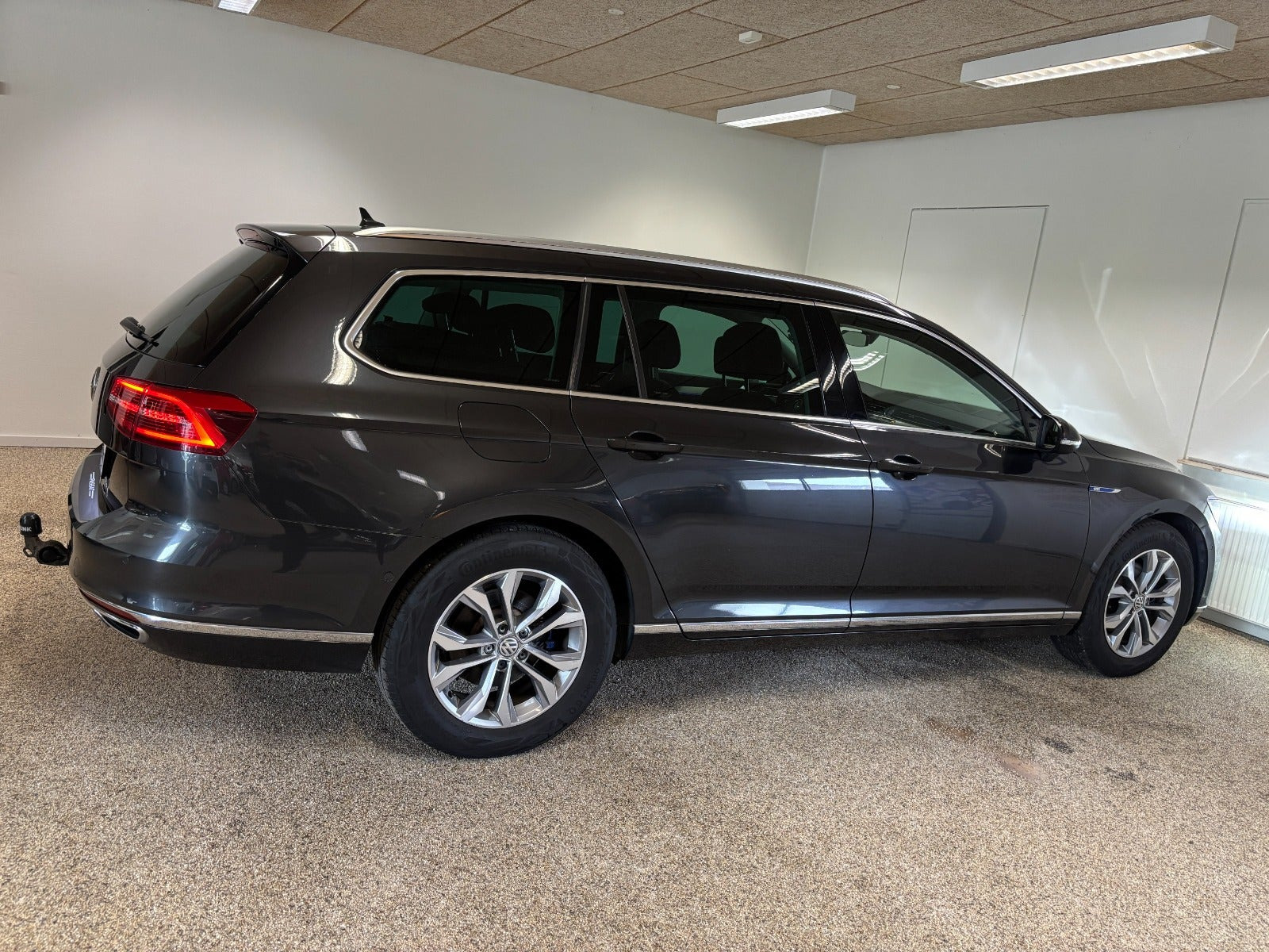 Grå VW Passat fra 2018