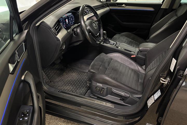 Grå VW Passat fra 2018