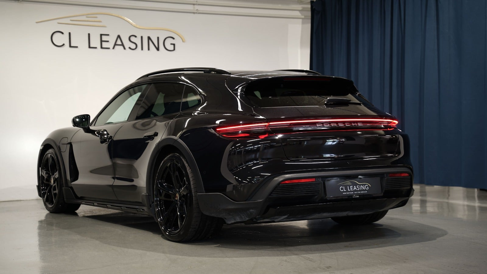 Sort Porsche Taycan 4 fra 2024