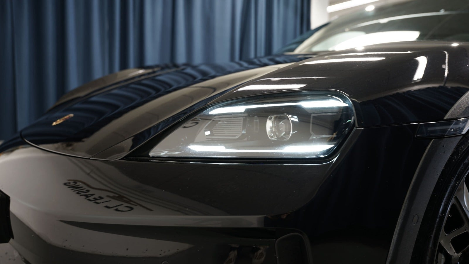 Sort Porsche Taycan 4 fra 2024