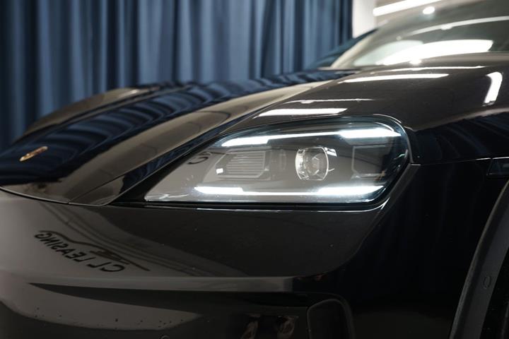 Sort Porsche Taycan 4 fra 2024