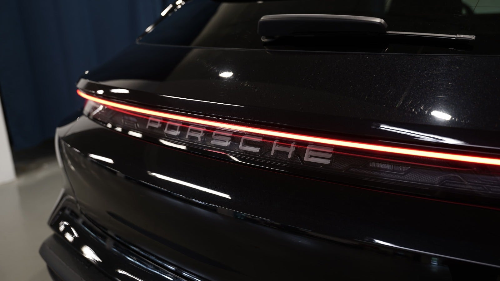 Sort Porsche Taycan 4 fra 2024