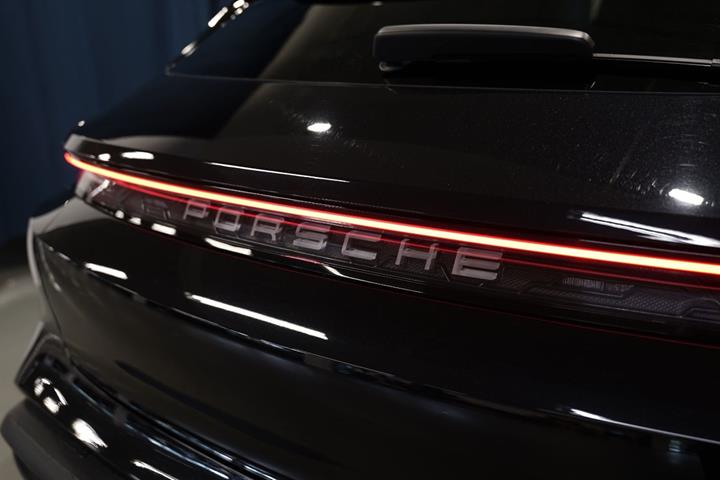 Sort Porsche Taycan 4 fra 2024