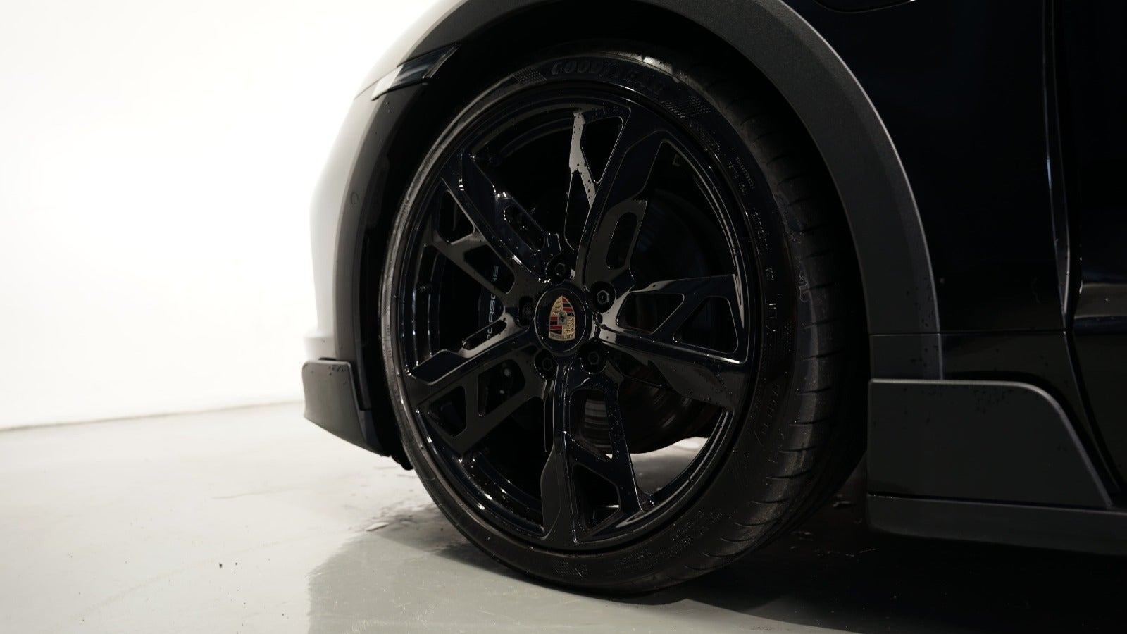 Sort Porsche Taycan 4 fra 2024