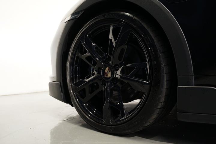 Sort Porsche Taycan 4 fra 2024