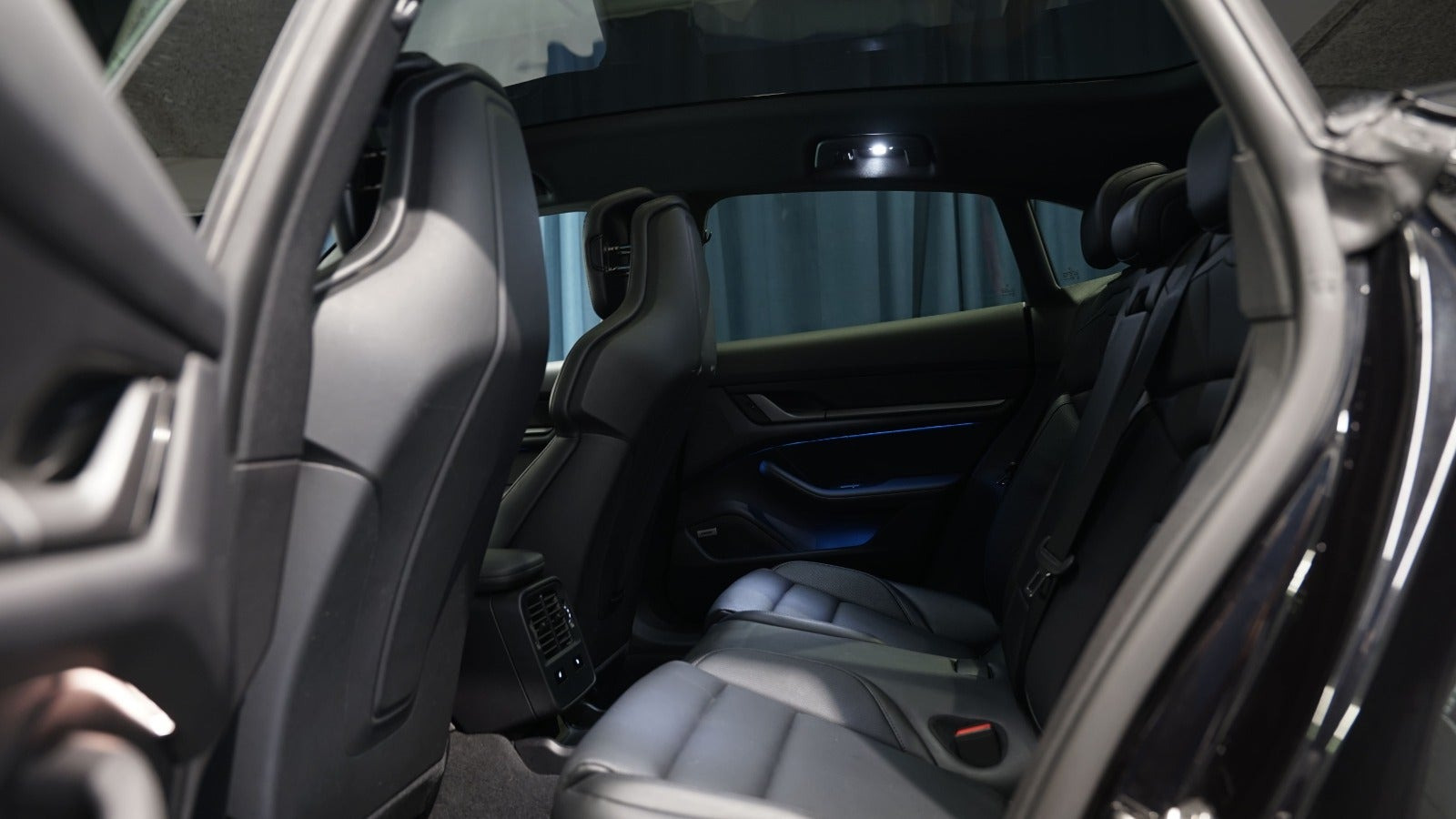 Sort Porsche Taycan 4 fra 2024