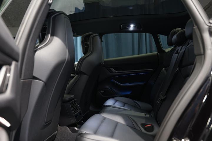Sort Porsche Taycan 4 fra 2024