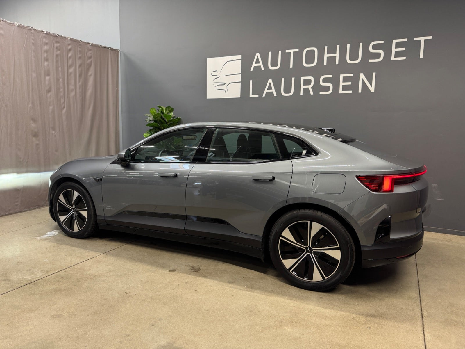 Grå Polestar 4 fra 2025