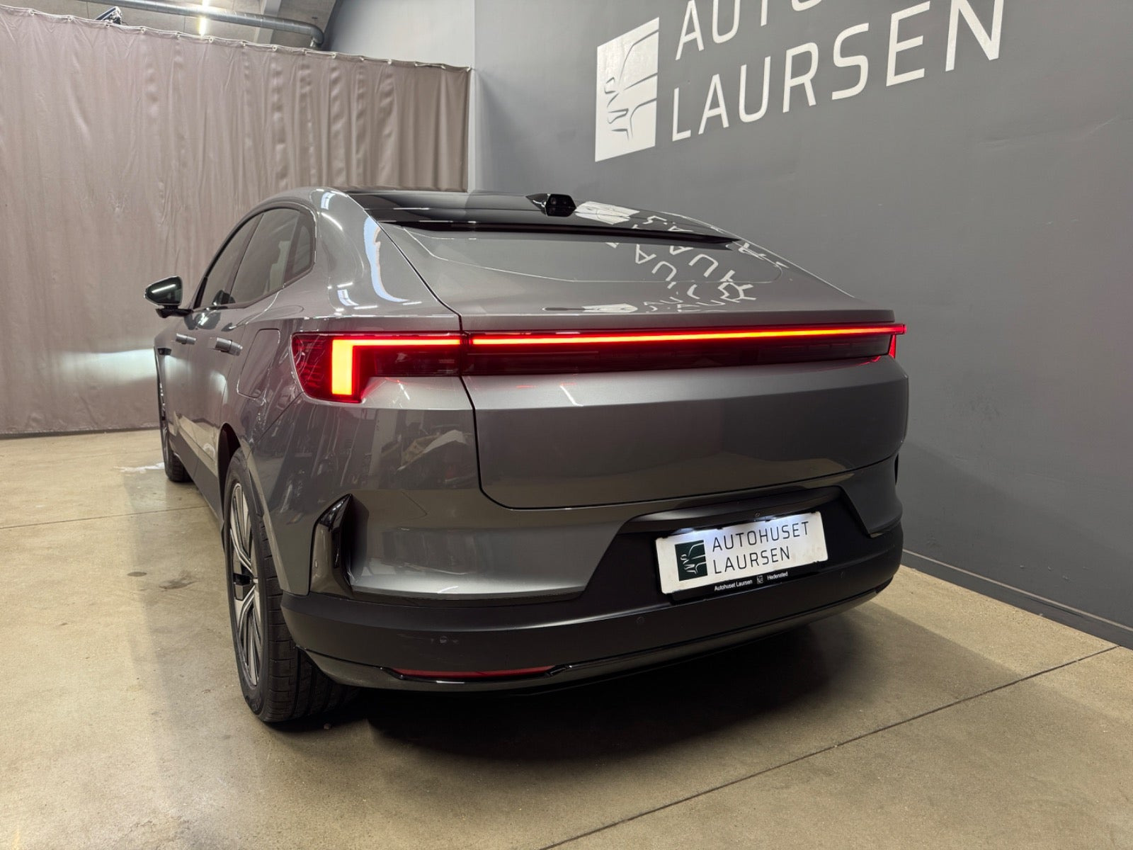 Grå Polestar 4 fra 2025