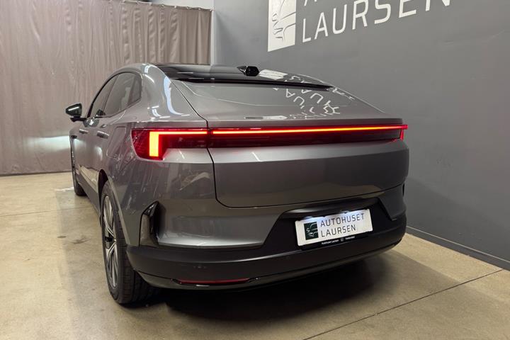 Grå Polestar 4 fra 2025