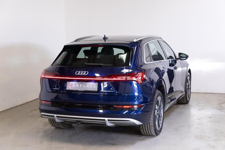 Blå Audi e-tron fra 2023