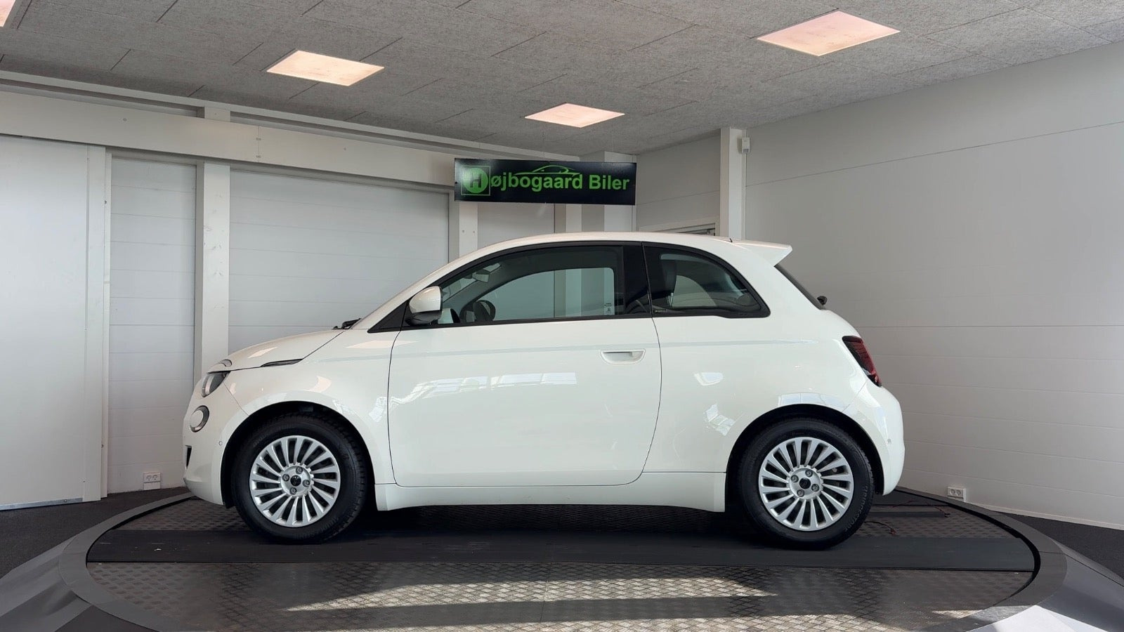 Hvid Fiat 500e fra 2023