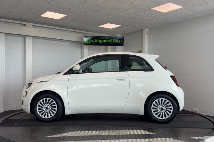 Hvid Fiat 500e fra 2023