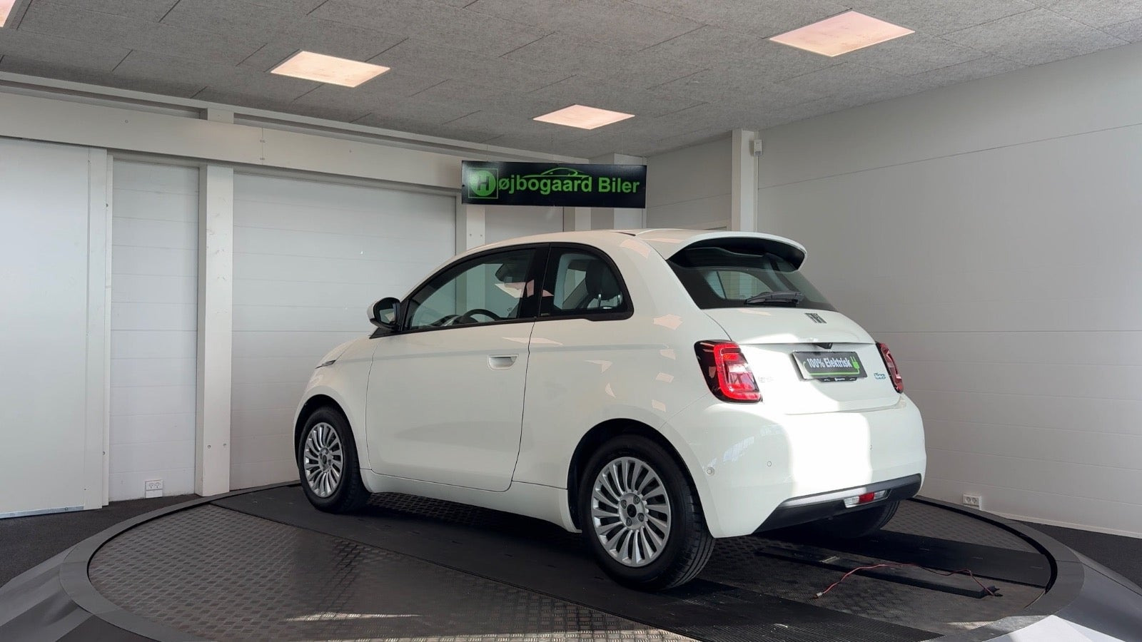 Hvid Fiat 500e fra 2023