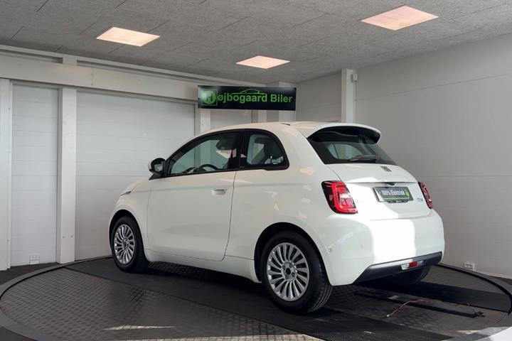 Hvid Fiat 500e fra 2023