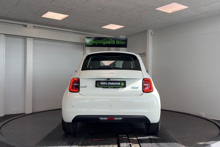 Hvid Fiat 500e fra 2023