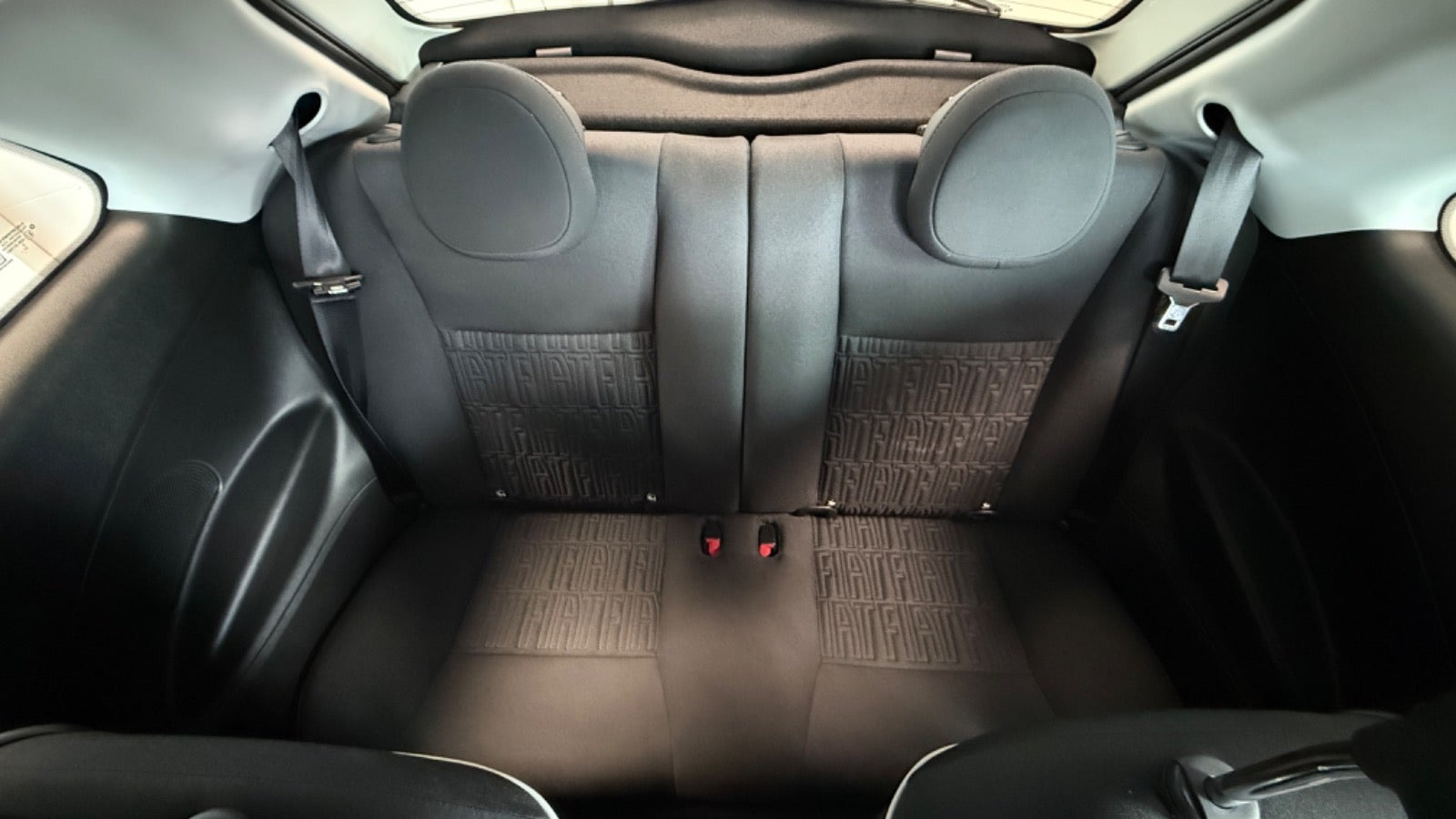 Hvid Fiat 500e fra 2023