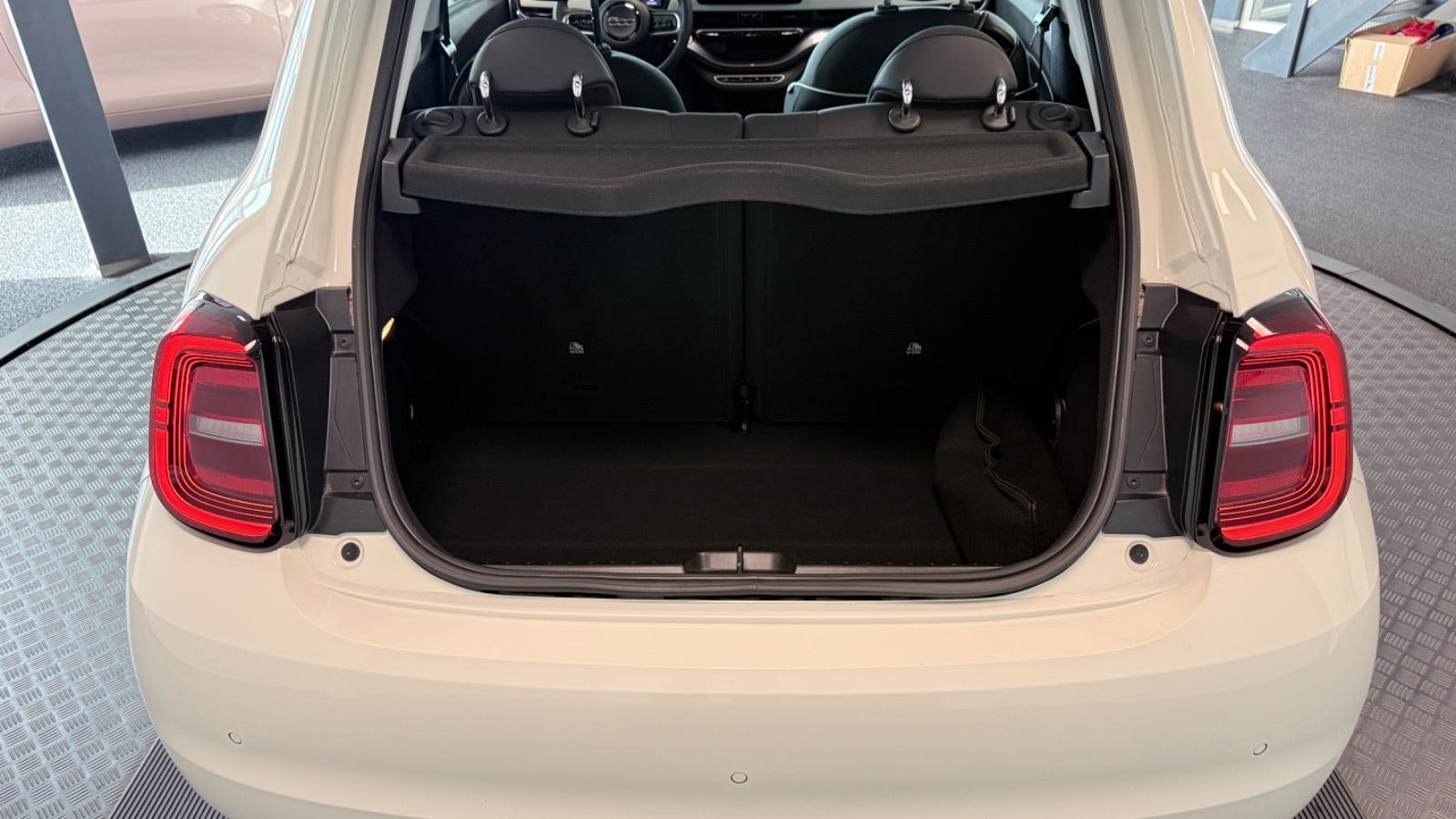 Hvid Fiat 500e fra 2023