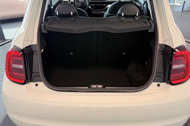 Hvid Fiat 500e fra 2023