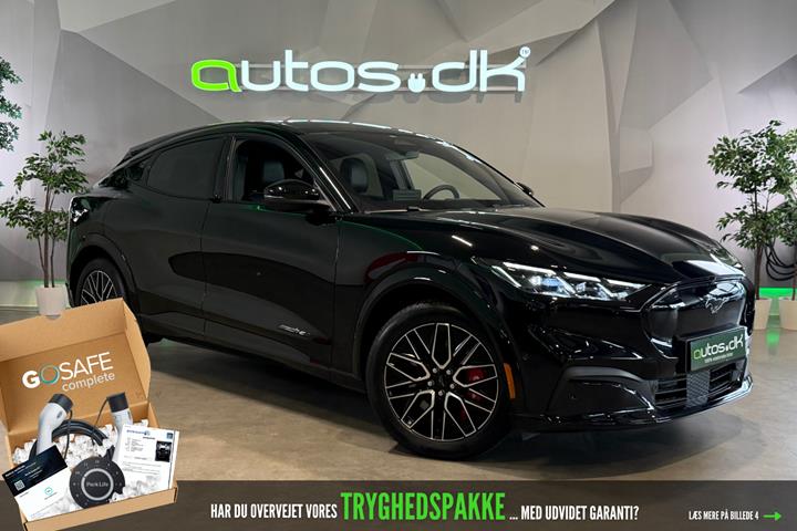 Sort Ford Mustang Mach-E fra 2024 set udefra