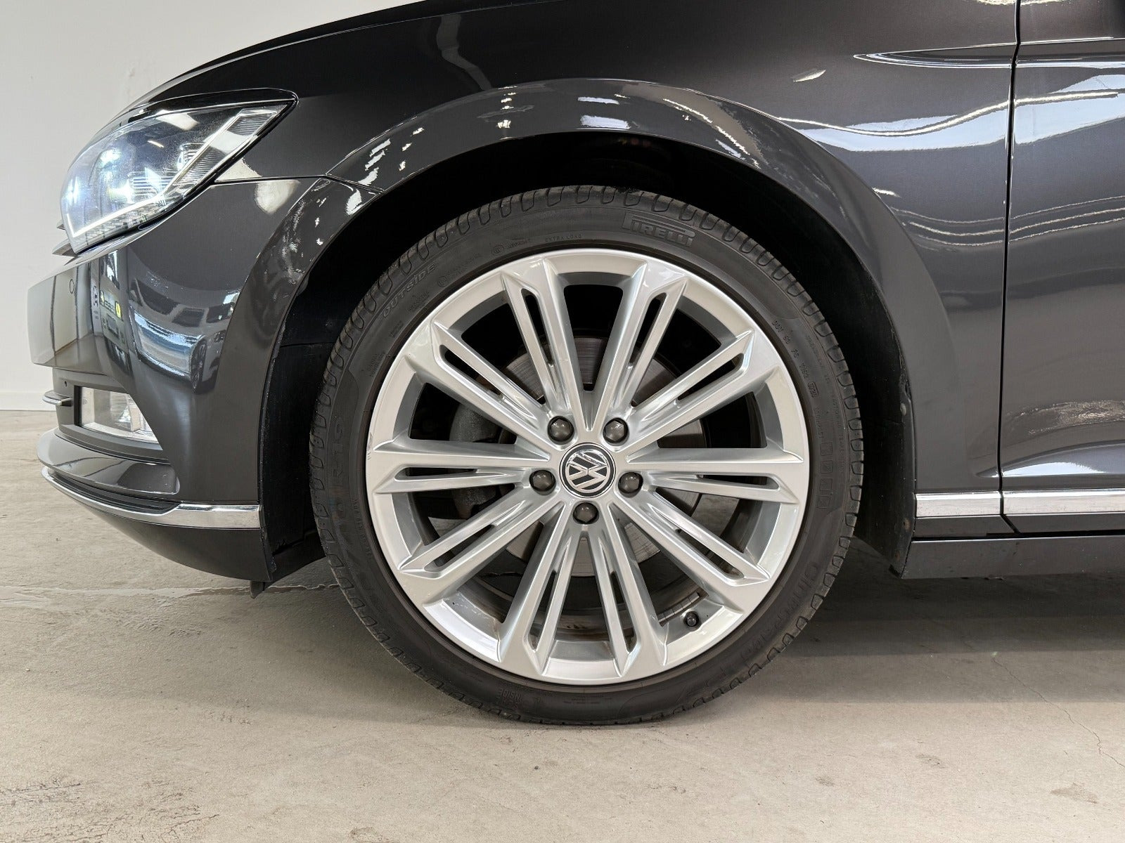 Grå VW Passat fra 2018