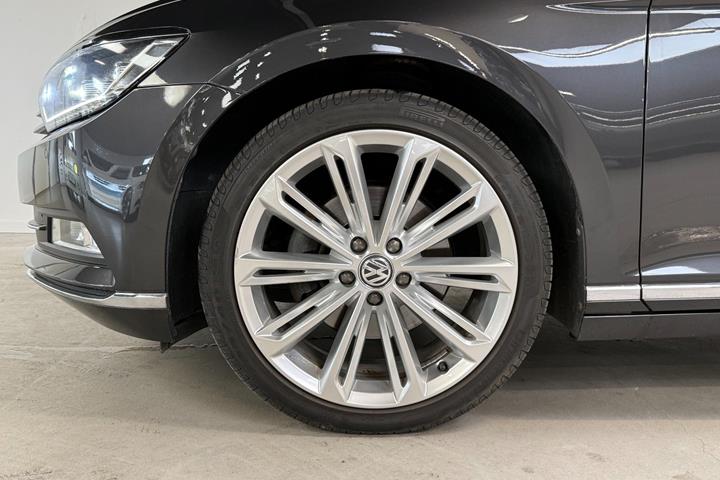 Grå VW Passat fra 2018