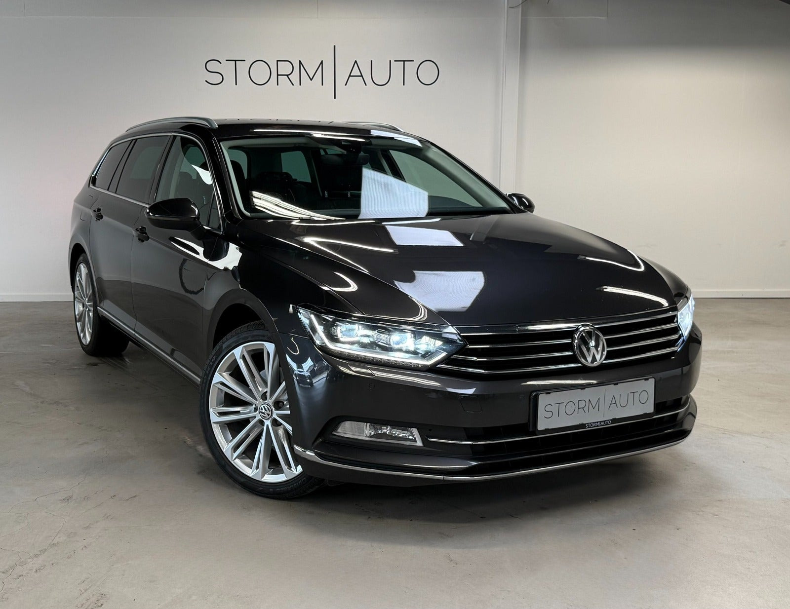 Grå VW Passat fra 2018
