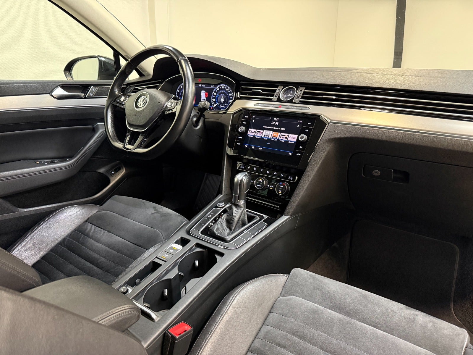 Grå VW Passat fra 2018