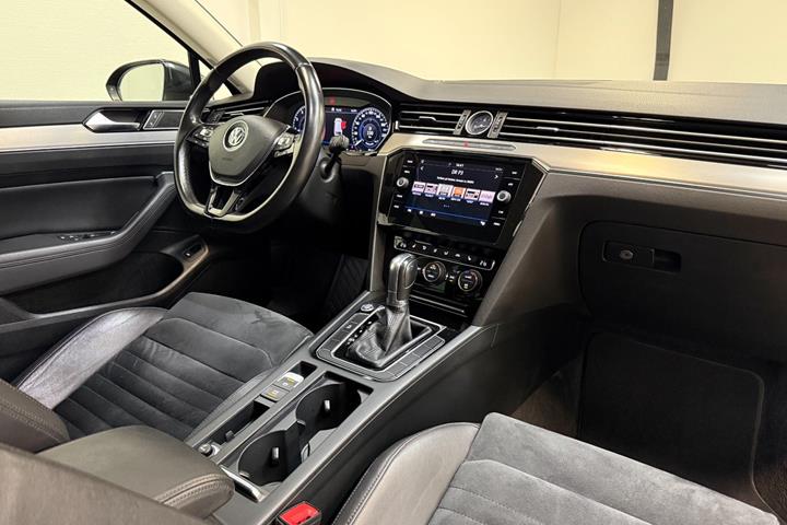 Grå VW Passat fra 2018