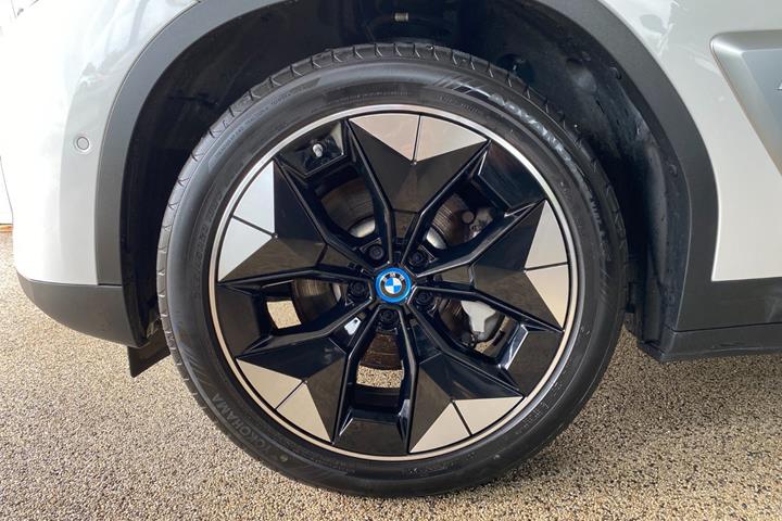 Hvid BMW iX3 fra 2021