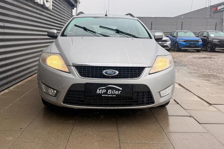 Sølv Ford Mondeo fra 2008