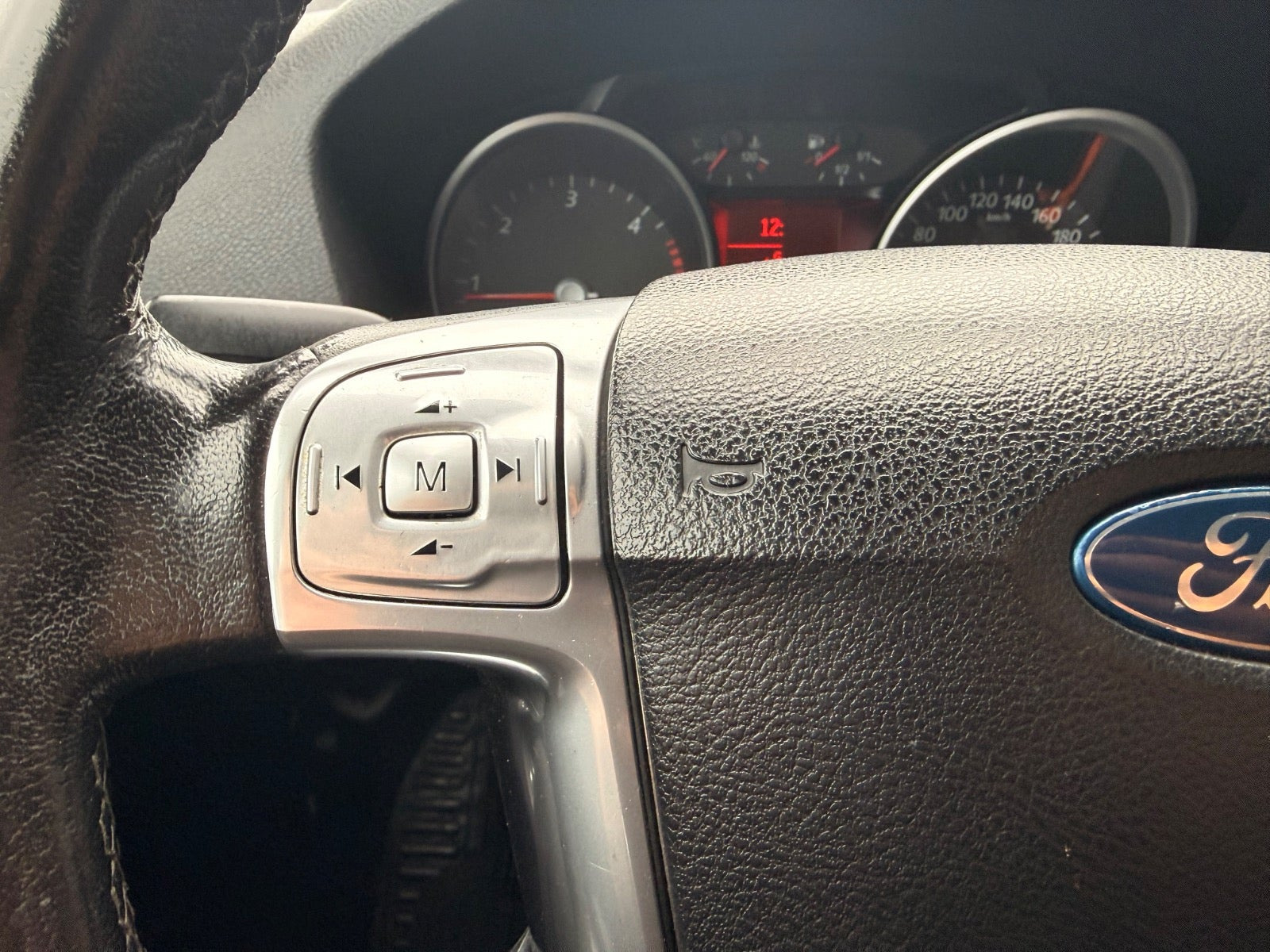 Sølv Ford Mondeo fra 2008