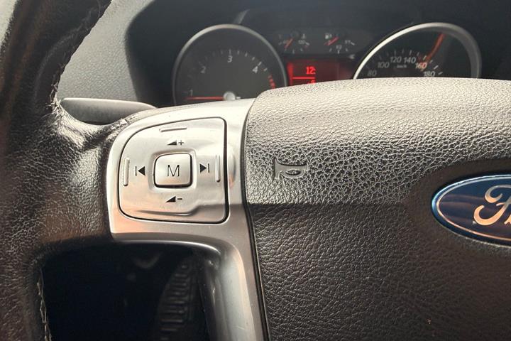 Sølv Ford Mondeo fra 2008