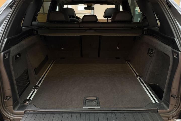 Sølv BMW X5 fra 2018
