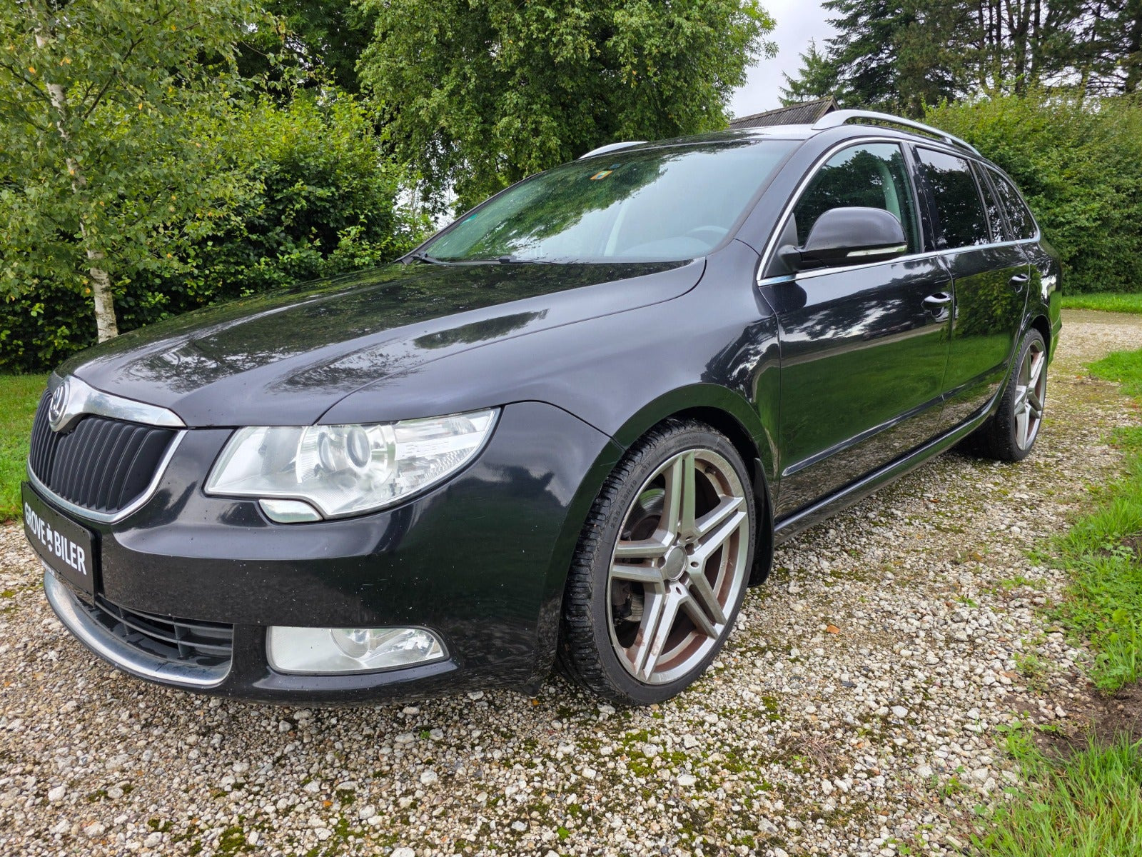 Gul Skoda Superb fra 2011
