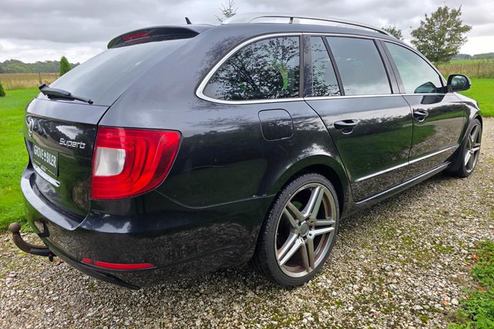 Gul Skoda Superb fra 2011