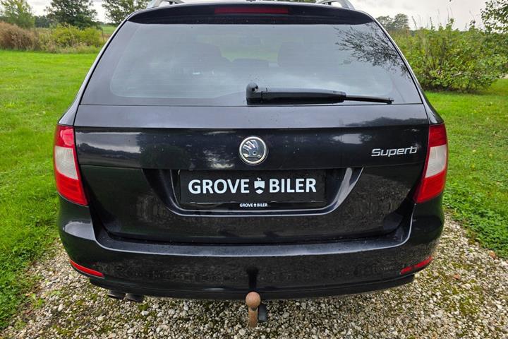 Gul Skoda Superb fra 2011