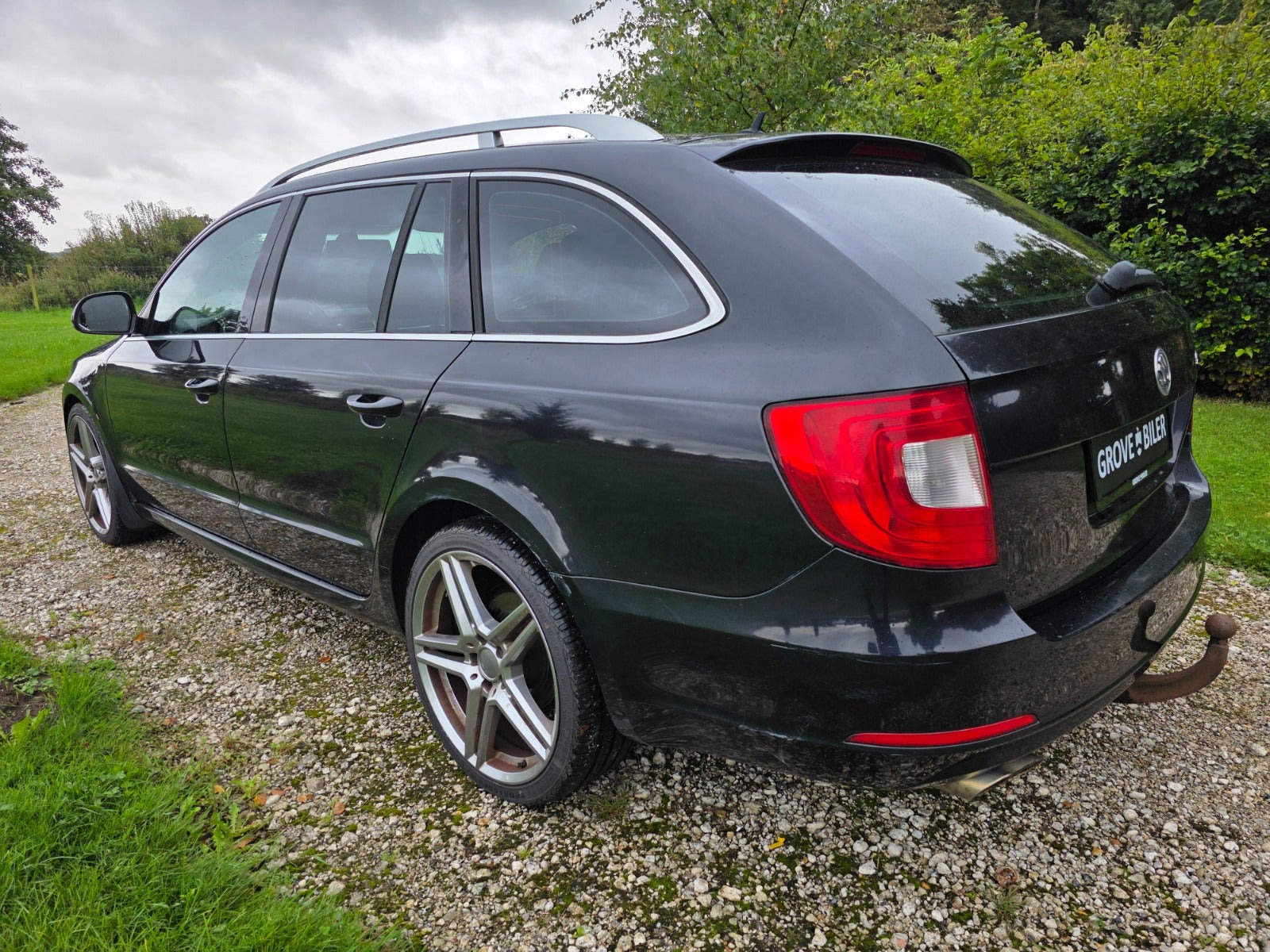 Gul Skoda Superb fra 2011